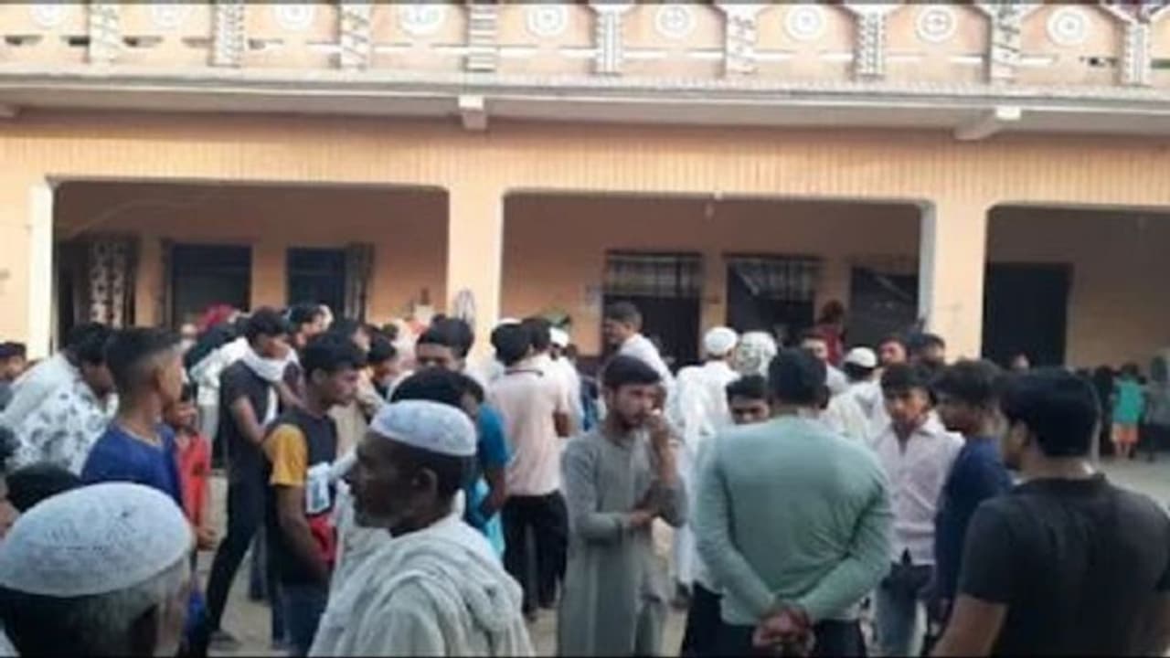 ವಕ್ಫ್ ಆಸ್ತಿ ಮಾತು ಬಿಡಿ, ಈ ರೈಲು ನಿಲ್ದಾಣದ ಪಕ್ಕದ ಸ್ಥಳ ಪಾಕಿಸ್ತಾನ ಪ್ರಧಾನಿ ಆಸ್ತಿ ಎಂದ ಅಧಿಕಾರಿಗಳು! ವಕ್ಫ್ ಆಸ್ತಿ ಮಾತು ಬಿಡಿ, ಈ ರೈಲು ನಿಲ್ದಾಣದ ಪಕ್ಕದ ಸ್ಥಳ ಪಾಕಿಸ್ತಾನ ಪ್ರಧಾನಿ ಆಸ್ತಿ ಎಂದ ಅಧಿಕಾರಿಗಳು!