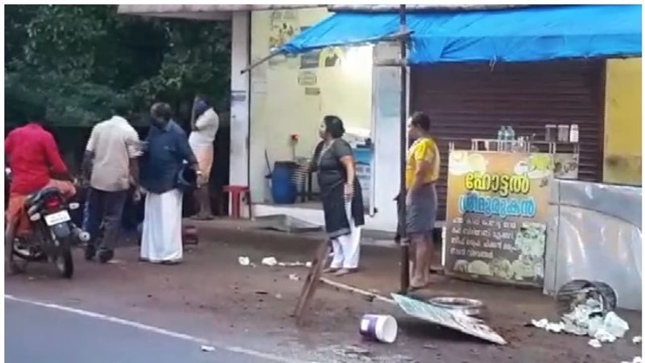 'ഫണ്ട് നല്കിയില്ല, കട തല്ലി തകര്ത്തതായി പരാതി'; സിപിഐ ബ്രാഞ്ച് സെക്രട്ടറിക്കെതിരെ ആരോപണം 'ഫണ്ട് നല്കിയില്ല, കട തല്ലി തകര്ത്തതായി പരാതി'; സിപിഐ ബ്രാഞ്ച് സെക്രട്ടറിക്കെതിരെ ആരോപണം