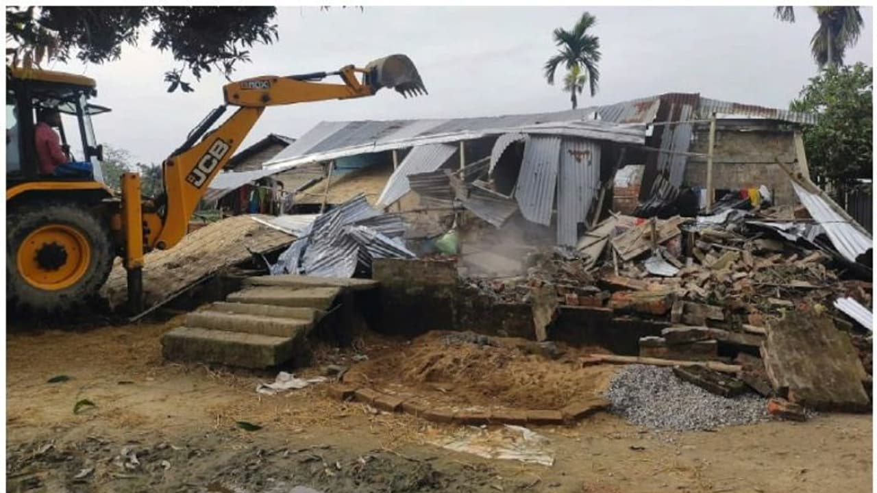അസമിലും ബുൾഡോസർ രാജ്; പൊലീസ് സ്റ്റേഷന്‍ കത്തിച്ച കേസിലെ പ്രതികളുടെ അടക്കം 7 പേരുടെ വീട് പൊളിച്ചു