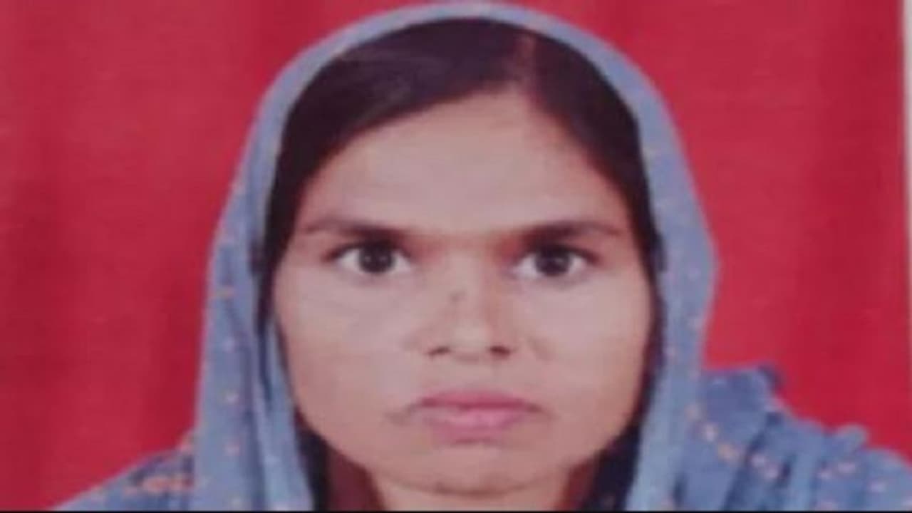 हरदोई के अस्पताल में प्रसूता की मौत के बाद गायब हुए सोने के कुंडल, जांच में जुटी पुलिस हरदोई के अस्पताल में प्रसूता की मौत के बाद गायब हुए सोने के कुंडल, जांच में जुटी पुलिस