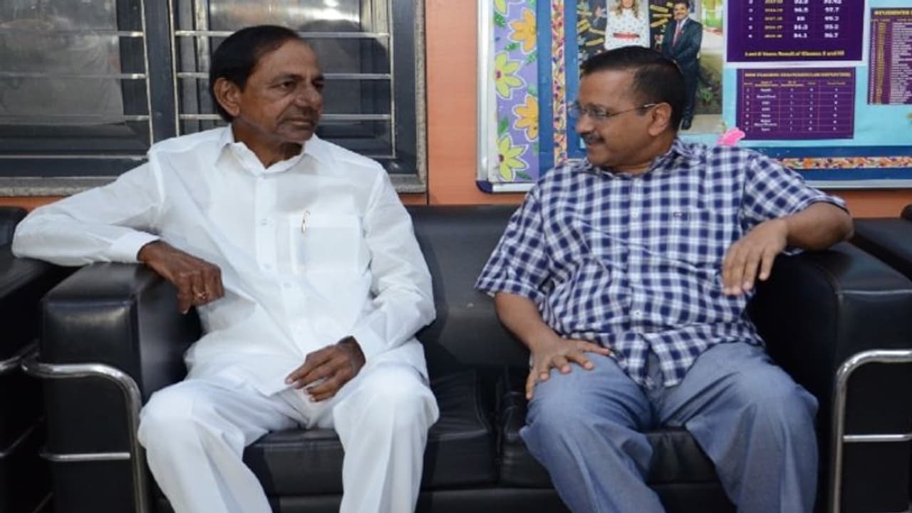 రేపు హైదరాబాద్కు కేజ్రీవాల్.. సీఎం కేసీఆర్తో భేటీ కానున్న ఆప్ అధినేత.. రేపు హైదరాబాద్కు కేజ్రీవాల్.. సీఎం కేసీఆర్తో భేటీ కానున్న ఆప్ అధినేత..