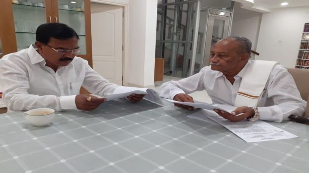 తెలంగాణ వ్యవసాయ విధానం భేష్..: మంత్రి సింగిరెడ్డితో మాజీ మంత్రి శోభనాద్రీశ్వరరావు భేటీ, కీలక సూచనలు తెలంగాణ వ్యవసాయ విధానం భేష్..: మంత్రి సింగిరెడ్డితో మాజీ మంత్రి శోభనాద్రీశ్వరరావు భేటీ, కీలక సూచనలు