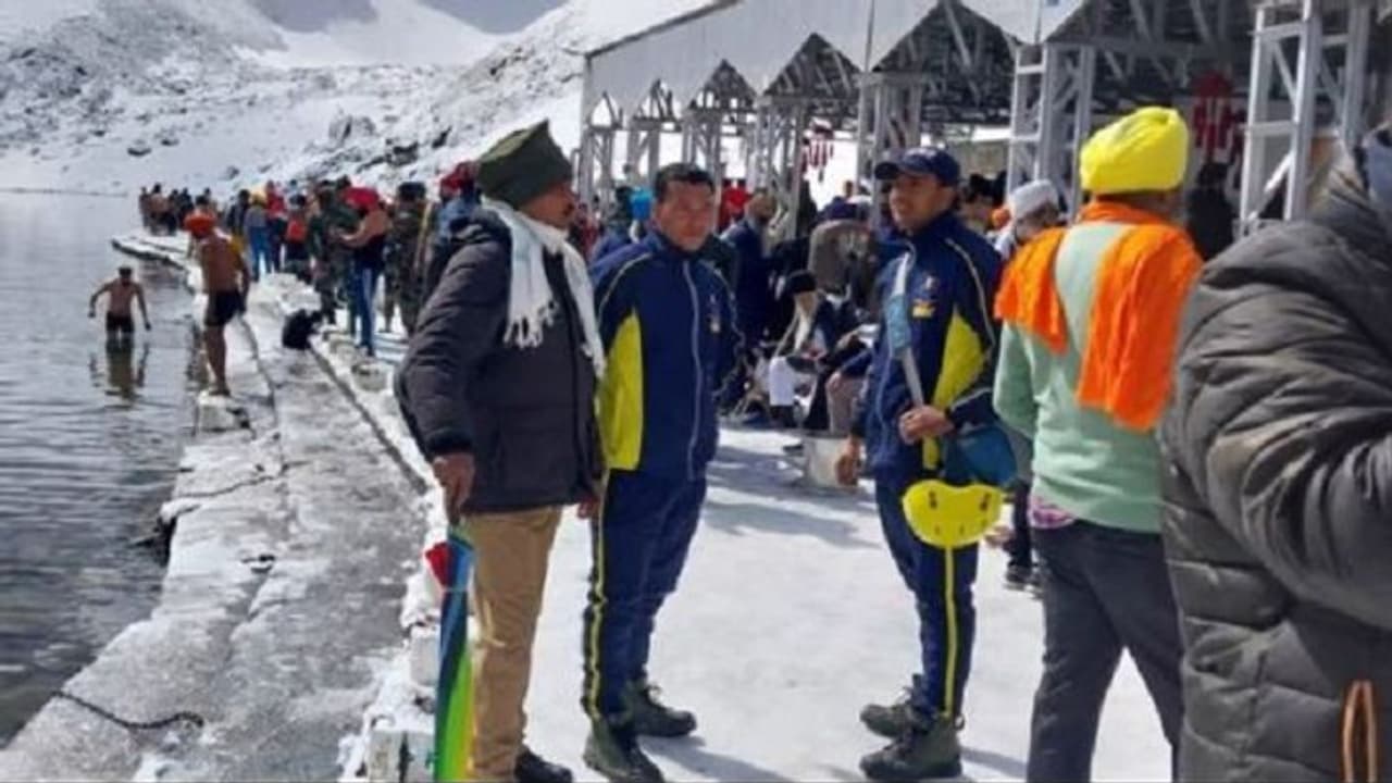 खुले श्री हेमकुंड साहिब के कपाट, पंच प्यारों की अगुवाई में 5 हजार श्रद्धालुओं ने टेका मत्था खुले श्री हेमकुंड साहिब के कपाट, पंच प्यारों की अगुवाई में 5 हजार श्रद्धालुओं ने टेका मत्था