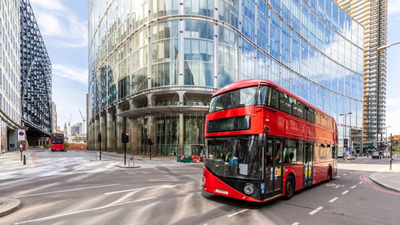 അടിച്ചുപൂസായ മുന്സൈനികന് വീട്ടിലെത്താന് ബസ് മോഷ്ടിച്ചു, അതോടിച്ച് കണ്ണില് കണ്ടതെല്ലാം തകര്ത്തു! അടിച്ചുപൂസായ മുന്സൈനികന് വീട്ടിലെത്താന് ബസ് മോഷ്ടിച്ചു, അതോടിച്ച് കണ്ണില് കണ്ടതെല്ലാം തകര്ത്തു!