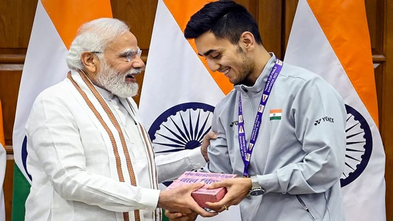 लक्ष्य सेन के पास अपनी फेवरेट मिठाई देख खुश हो गए पीएम नरेंद्र मोदी, तुरंत अपने हाथ में ले लिया डिब्बा लक्ष्य सेन के पास अपनी फेवरेट मिठाई देख खुश हो गए पीएम नरेंद्र मोदी, तुरंत अपने हाथ में ले लिया डिब्बा