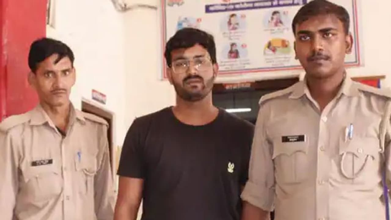 फेसबुक पर दोस्ती के बाद नाबालिग छात्रा से रेप, आरोपी छात्र गिरफ्तार फेसबुक पर दोस्ती के बाद नाबालिग छात्रा से रेप, आरोपी छात्र गिरफ्तार