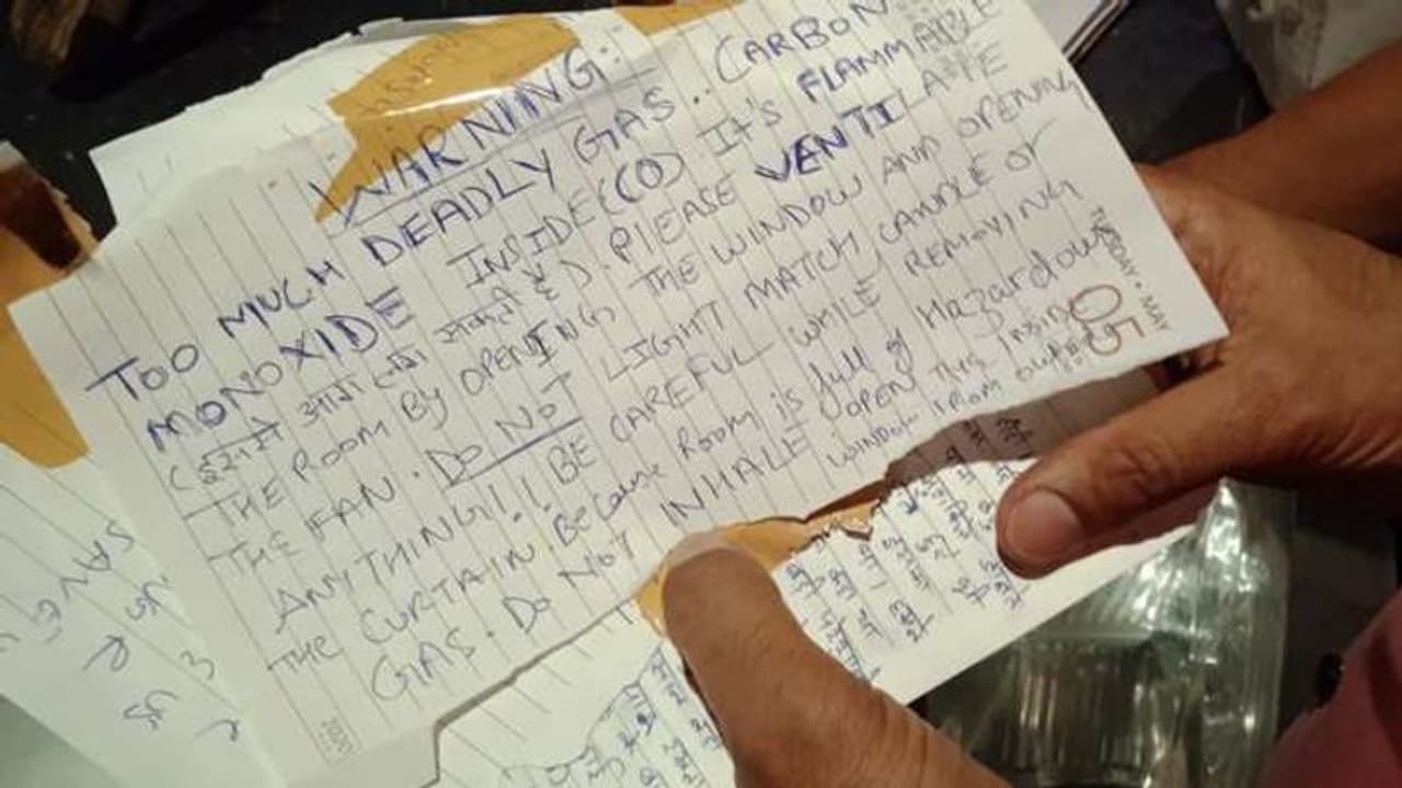 मौत का ऐसा दर्दनाक तरीका शायद ही कोई चुने, कितनी बेबस होंगी मां व दो बेटियां कमरे को गैस चैंबर में बदलते वक्त मौत का ऐसा दर्दनाक तरीका शायद ही कोई चुने, कितनी बेबस होंगी मां व दो बेटियां कमरे को गैस चैंबर में बदलते वक्त