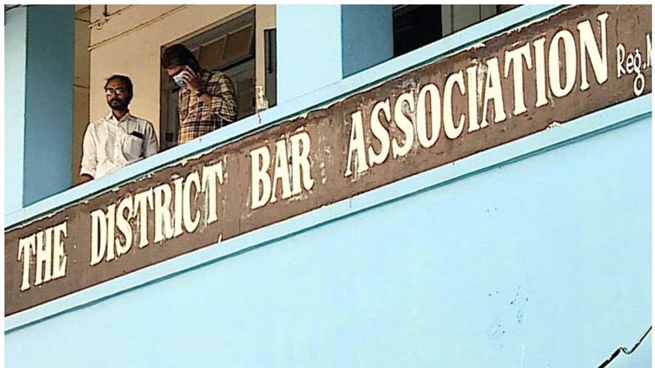 പ്രതികളെ അന്വേഷിച്ചെത്തിയ പൊലീസ് അഭിഭാഷകനെ മര്ദ്ദിച്ചെന്ന് പരാതി; പ്രതിഷേധം പ്രതികളെ അന്വേഷിച്ചെത്തിയ പൊലീസ് അഭിഭാഷകനെ മര്ദ്ദിച്ചെന്ന് പരാതി; പ്രതിഷേധം