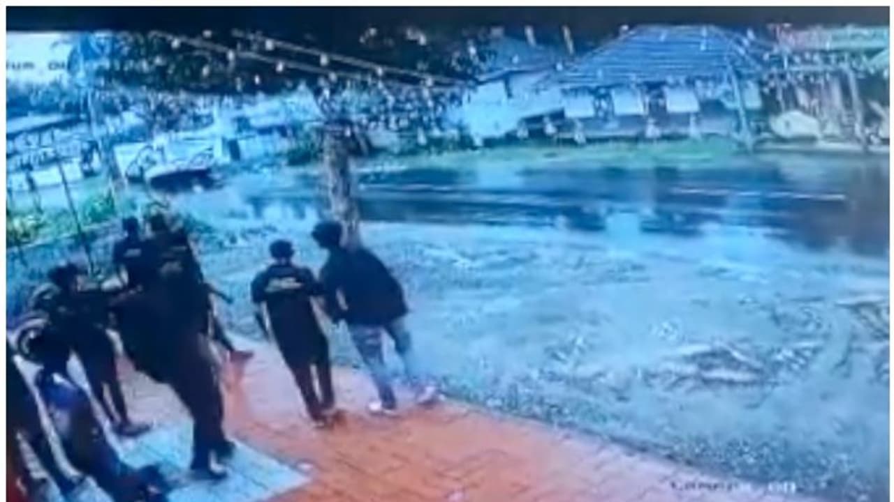 പാലക്കാട് ബസും ട്രാവലറും കൂട്ടിയിടിച്ച് 2 മരണം, രണ്ട് പേരുടെ നില ഗുരുതരം, ഇരുപതോളം പേർക്ക് പരിക്ക് പാലക്കാട് ബസും ട്രാവലറും കൂട്ടിയിടിച്ച് 2 മരണം, രണ്ട് പേരുടെ നില ഗുരുതരം, ഇരുപതോളം പേർക്ക് പരിക്ക്