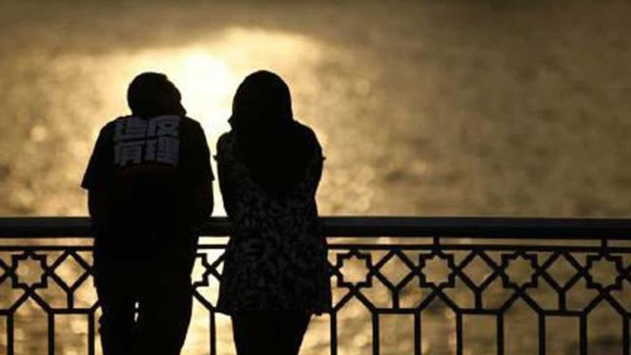 बेटे के अंतिम संस्कार में गई महिला को एक लड़के से हुआ प्यार, बाद में कर ली शादी, दोनों की उम्र आपको चौंका देगी बेटे के अंतिम संस्कार में गई महिला को एक लड़के से हुआ प्यार, बाद में कर ली शादी, दोनों की उम्र आपको चौंका देगी