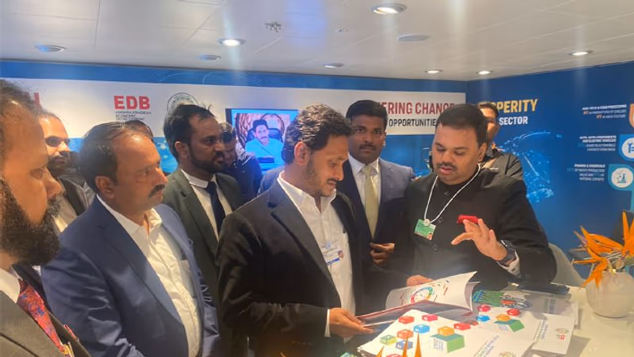 దావోస్లో ఏపీ పెవిలియన్ ప్రారంభించిన జగన్... సూటు బూటుతో సరికొత్త లుక్లో సీఎం దావోస్లో ఏపీ పెవిలియన్ ప్రారంభించిన జగన్... సూటు బూటుతో సరికొత్త లుక్లో సీఎం