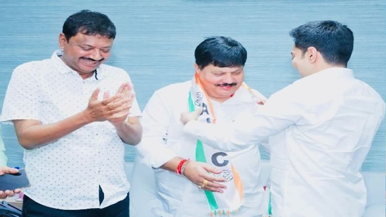 বিজেপির সাংসদ সংখ্যা ১৮ থেকে হল ১৬, অর্জুনের দল বদলে দিলীপের পাট শিল্প নিয়ে খোঁচা বিজেপির সাংসদ সংখ্যা ১৮ থেকে হল ১৬, অর্জুনের দল বদলে দিলীপের পাট শিল্প নিয়ে খোঁচা