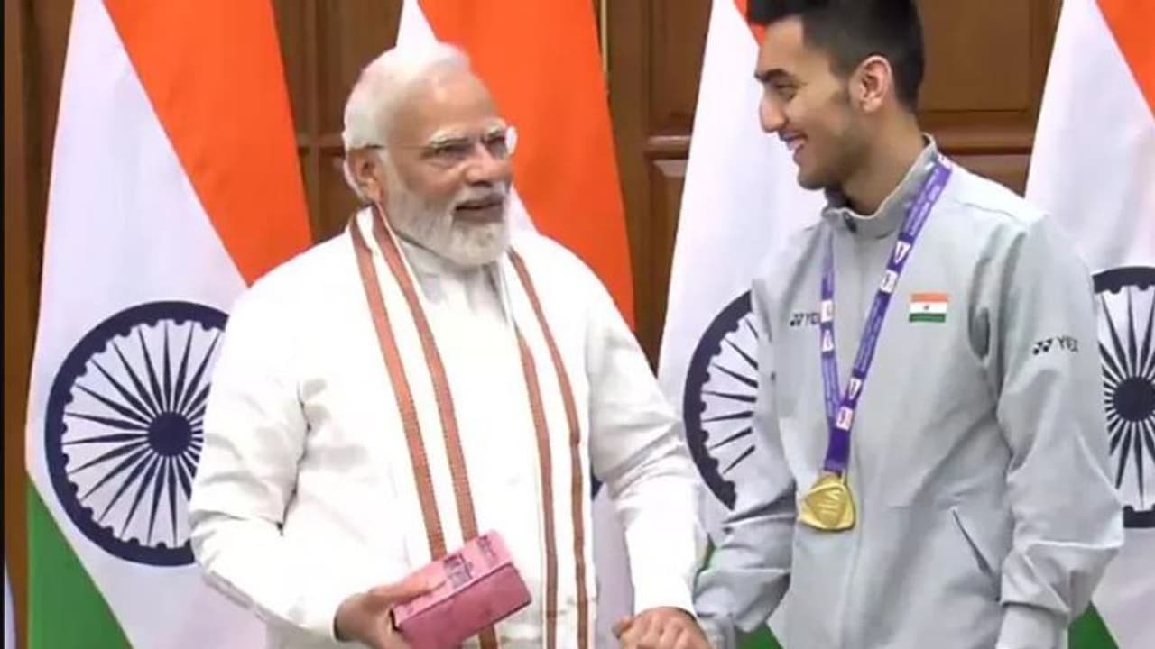 PM Modi: అల్మోరా ఫేమస్ స్వీట్ అడిగిన ప్రధాని.. అదే గిఫ్ట్ గా తెచ్చిన థామస్ కప్ విజేత PM Modi: అల్మోరా ఫేమస్ స్వీట్ అడిగిన ప్రధాని.. అదే గిఫ్ట్ గా తెచ్చిన థామస్ కప్ విజేత