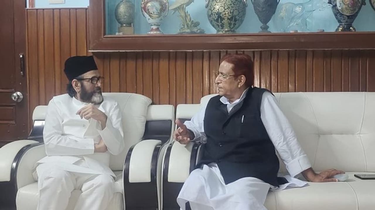 Inside Story: मौलाना तौकीर और आजम खां की मुलाकात से सियासत हुए तेज, जानिए क्या है समीकरण