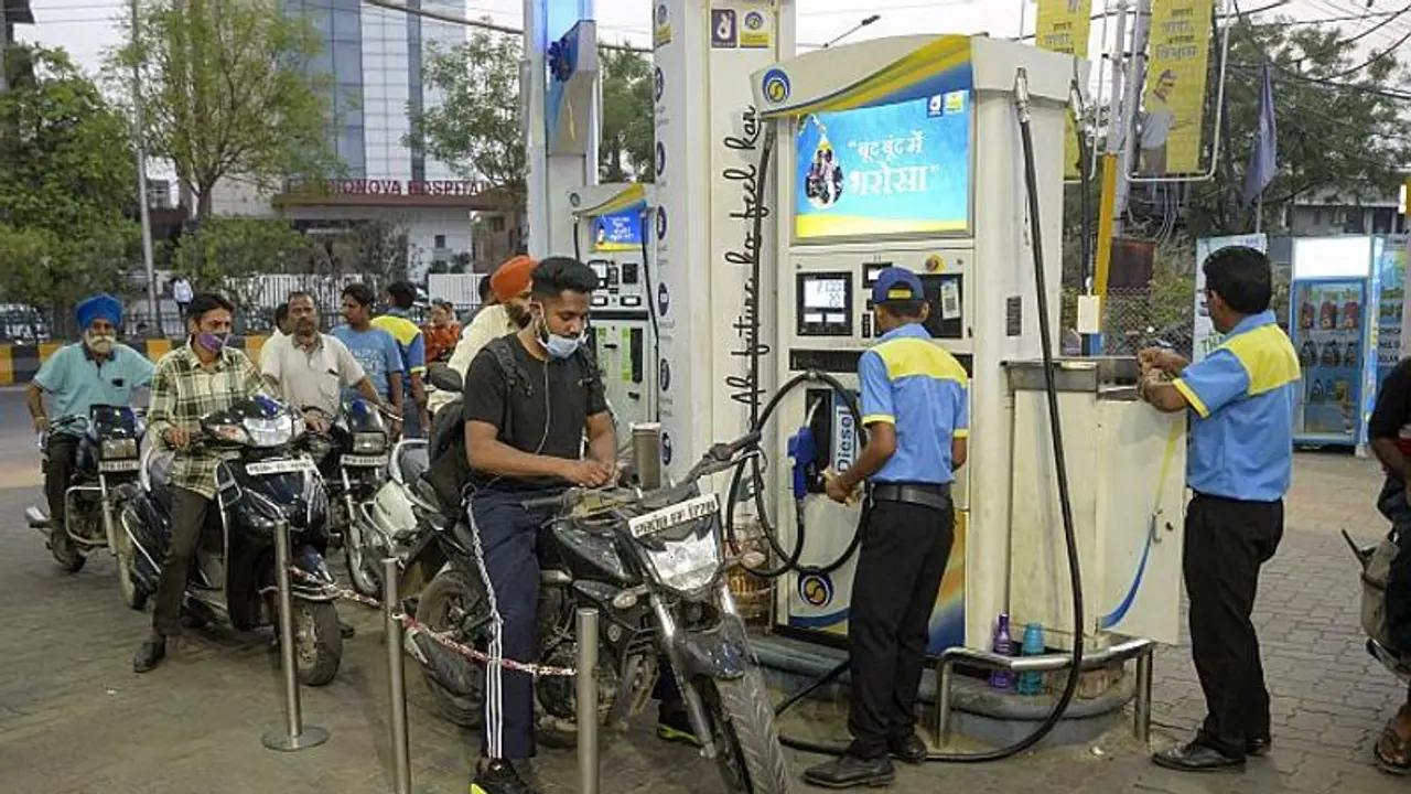 Petrol Diesel Price Today: ಇಂದಿನ ಪೆಟ್ರೋಲ್, ಡೀಸೆಲ್ ದರ ಹೇಗಿದೆ? ಯಾವ ಜಿಲ್ಲೆಗಳಲ್ಲಿ ಅಗ್ಗ? ಇಲ್ಲಿದೆ ವಿವರ