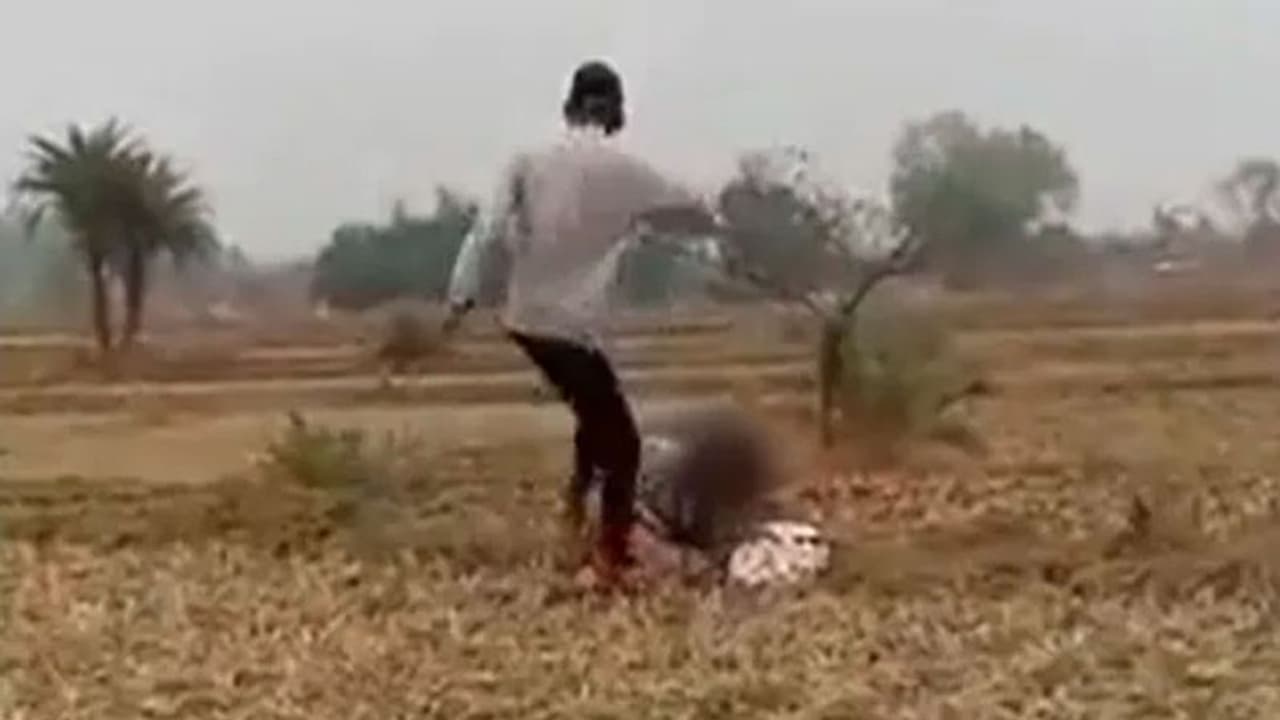 झारखंड में प्यार की ऐसी सजा देख रूह कांप जाएगी : लड़की को दौड़ा दौड़ाकर पीटा, वीडियो देख CM भी रह गए दंग झारखंड में प्यार की ऐसी सजा देख रूह कांप जाएगी : लड़की को दौड़ा दौड़ाकर पीटा, वीडियो देख CM भी रह गए दंग