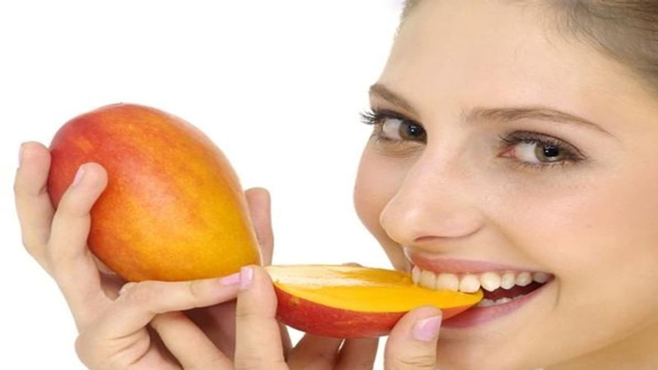 সঠিক সময়ে ও নিয়ম মেনে আম খেলে কমতে পারে ওজন, জেনে নিন কীভাবে সঠিক সময়ে ও নিয়ম মেনে আম খেলে কমতে পারে ওজন, জেনে নিন কীভাবে