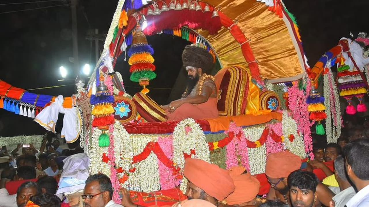 வெற்றிகரமாக நடந்து முடிந்தது பட்டினப் பிரவேசம்... தருமபுர ஆதீனம் பல்லக்கில் அமர்ந்து வீதி உலா!! வெற்றிகரமாக நடந்து முடிந்தது பட்டினப் பிரவேசம்... தருமபுர ஆதீனம் பல்லக்கில் அமர்ந்து வீதி உலா!!