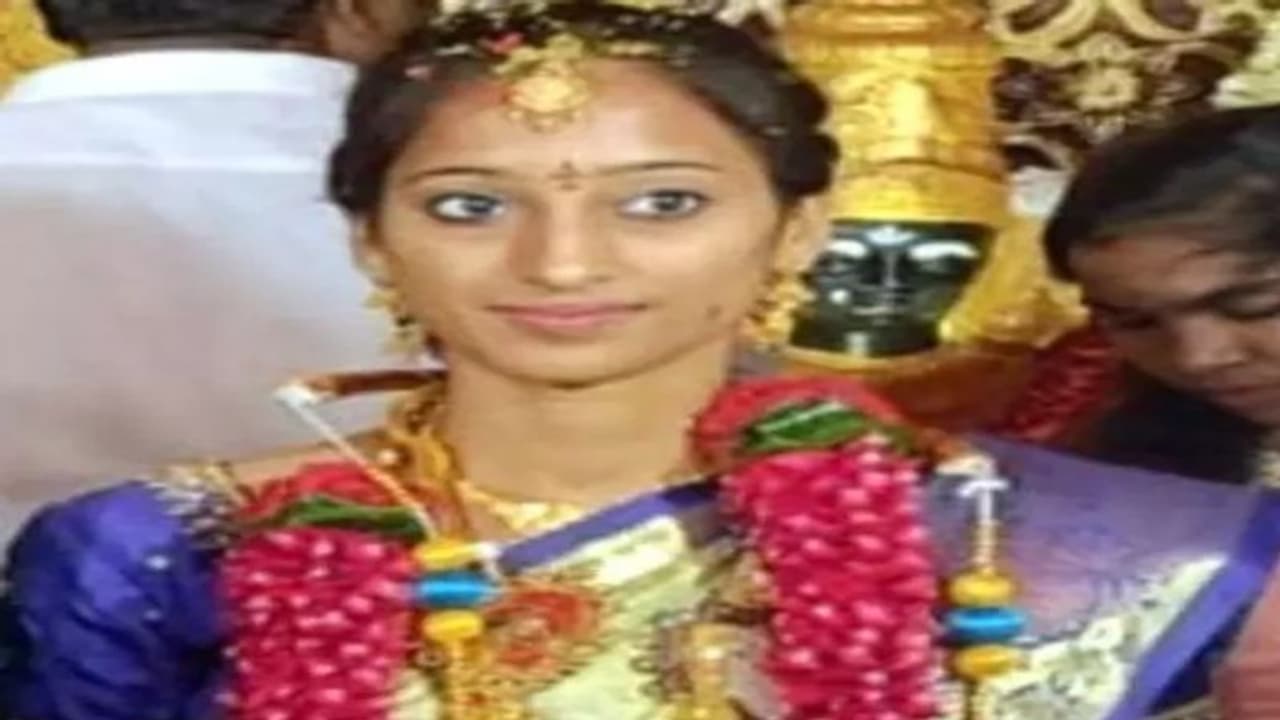 విశాఖపట్నంలో వధువు సృజన మృతిపై వీడిన మిస్టరీ.. పెళ్లికి మూడు రోజుల ముందు అతడితో చాటింగ్.. విశాఖపట్నంలో వధువు సృజన మృతిపై వీడిన మిస్టరీ.. పెళ్లికి మూడు రోజుల ముందు అతడితో చాటింగ్..