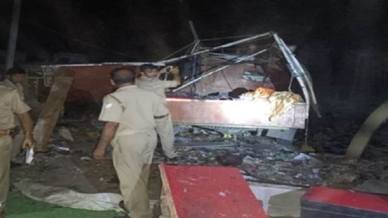 बाराबंकी: नौटंकी में आतिशबाजी के लिए आए थे गोले, भयानक विस्फोट से लगी आग व डीसीएम के उड़े परखच्चे