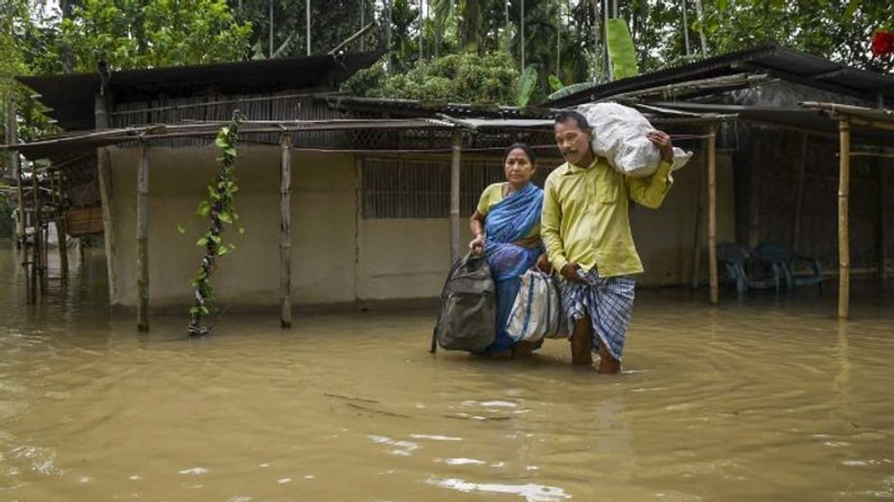 flood in assam: பெருவெள்ளம்! ஆபத்தில் அசாம்: 54 பேர் உயிரிழப்பு: 18 லட்சம் பேர் பாதிப்பு: பிரதமர் மோடி உதவி flood in assam: பெருவெள்ளம்! ஆபத்தில் அசாம்: 54 பேர் உயிரிழப்பு: 18 லட்சம் பேர் பாதிப்பு: பிரதமர் மோடி உதவி