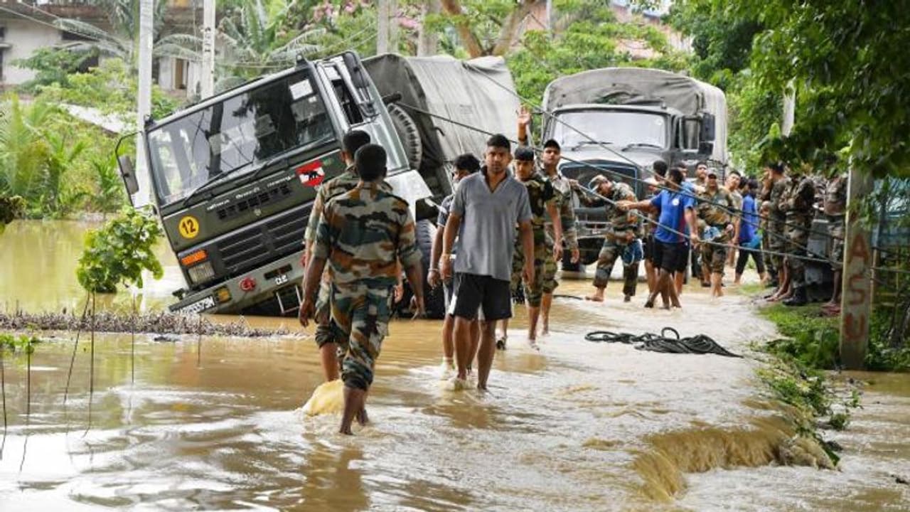 அசாமை புரட்டிப்போட்ட கனமழை... வெள்ளத்தில் சிக்கி பலியானோர் எண்ணிக்கை 24 ஆக உயர்வு!! அசாமை புரட்டிப்போட்ட கனமழை... வெள்ளத்தில் சிக்கி பலியானோர் எண்ணிக்கை 24 ஆக உயர்வு!!