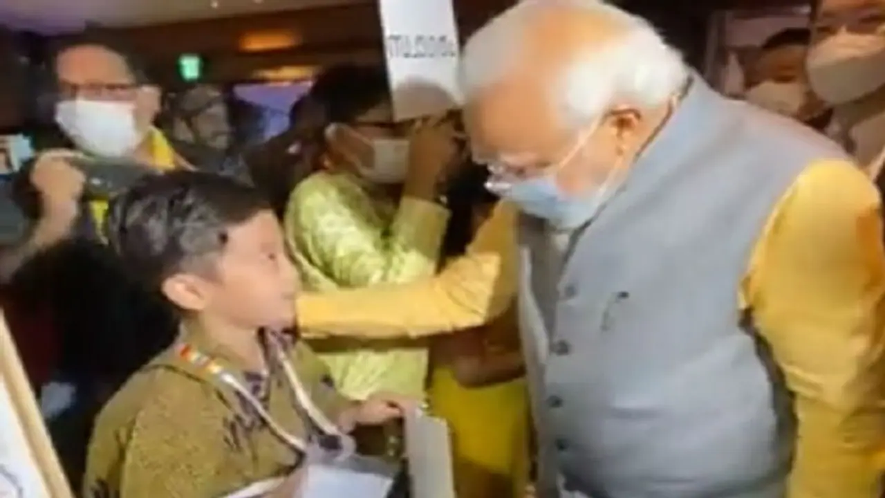 जापानी बच्चे के मुंह से हिंदी सुन खुश हुए पीएम मोदी, पोस्टर देख दी शाबासी, कहा कहां से सीखी इतनी अच्छी हिंदी जापानी बच्चे के मुंह से हिंदी सुन खुश हुए पीएम मोदी, पोस्टर देख दी शाबासी, कहा कहां से सीखी इतनी अच्छी हिंदी