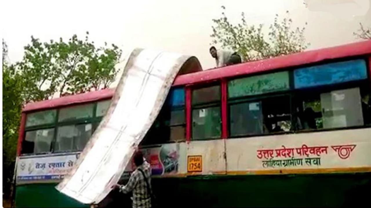 मथुरा में तेज़ आंधी की वजह से रोडवेज़ बस की उड़ गई छत, ड्राइवर और कंडक्टर की मशक्कत नहीं आई काम