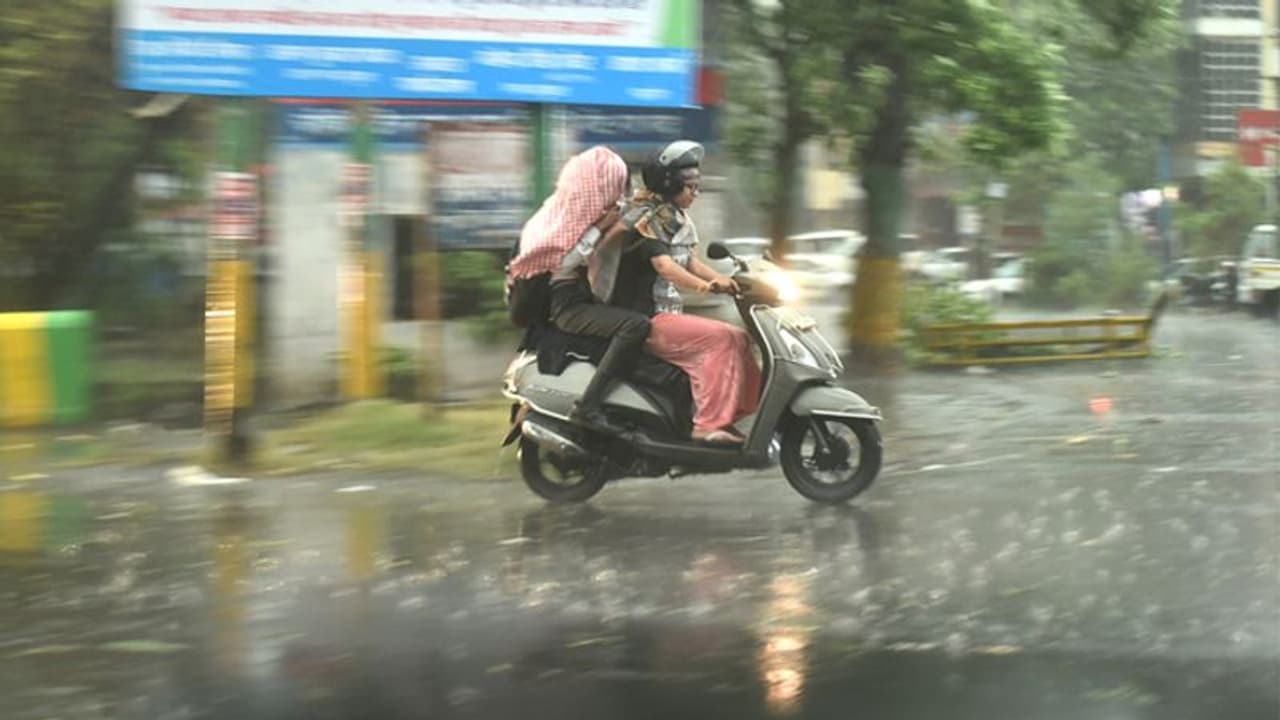 హైదరాబాద్లోని పలుచోట్ల భారీ వర్షం.. తీవ్ర ఇబ్బందులు పడుతున్న వాహనదారులు హైదరాబాద్లోని పలుచోట్ల భారీ వర్షం.. తీవ్ర ఇబ్బందులు పడుతున్న వాహనదారులు