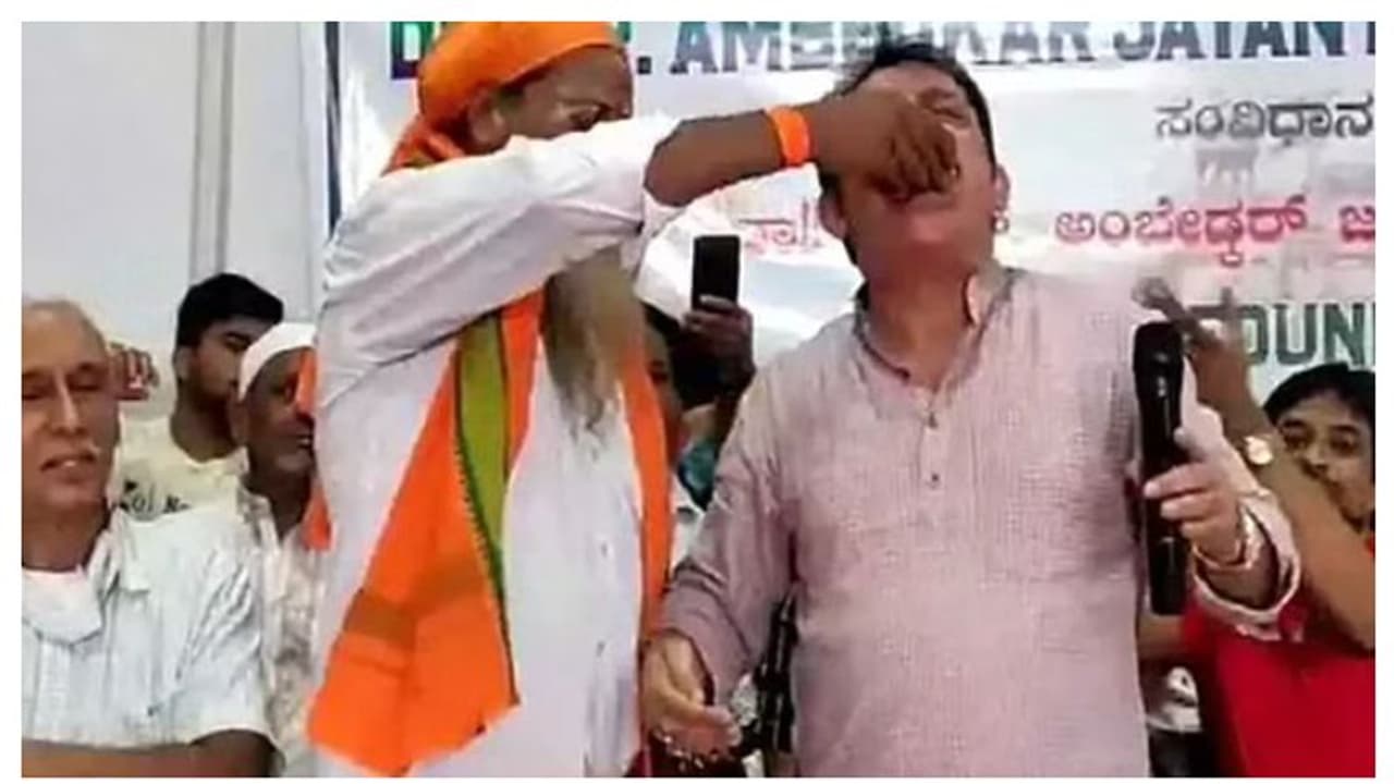 ദലിത് പുരോഹിതൻ ചവച്ചരച്ച ഭക്ഷണം വായിൽനിന്ന് വാങ്ങിക്കഴിച്ച് എംഎൽഎ; സാഹോദര്യത്തിന്റെ സന്ദേശമെന്ന് വിശദീകരണം