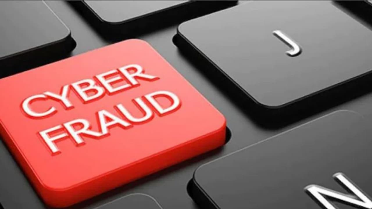 ഫോണിലേക്ക് വന്ന ലിങ്കിൽ ഒറ്റക്ലിക്ക്, നടിയടക്കം 40 പേർക്ക് നഷ്ടമായത് ലക്ഷങ്ങൾ, മുന്നറിയിപ്പുമായി പൊലീസ് ഫോണിലേക്ക് വന്ന ലിങ്കിൽ ഒറ്റക്ലിക്ക്, നടിയടക്കം 40 പേർക്ക് നഷ്ടമായത് ലക്ഷങ്ങൾ, മുന്നറിയിപ്പുമായി പൊലീസ്