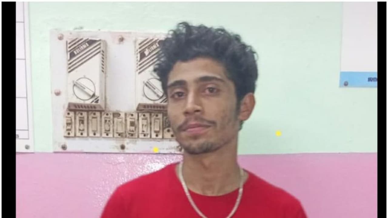 മയക്കുമരുന്ന് കേസ് പ്രതി പൊലീസിനെ വെട്ടിച്ച് ഓടി രക്ഷപ്പെട്ടു; കൈവിലങ്ങോടെ രക്ഷപ്പെട്ട പ്രതിക്കായി അന്വേഷണം മയക്കുമരുന്ന് കേസ് പ്രതി പൊലീസിനെ വെട്ടിച്ച് ഓടി രക്ഷപ്പെട്ടു; കൈവിലങ്ങോടെ രക്ഷപ്പെട്ട പ്രതിക്കായി അന്വേഷണം