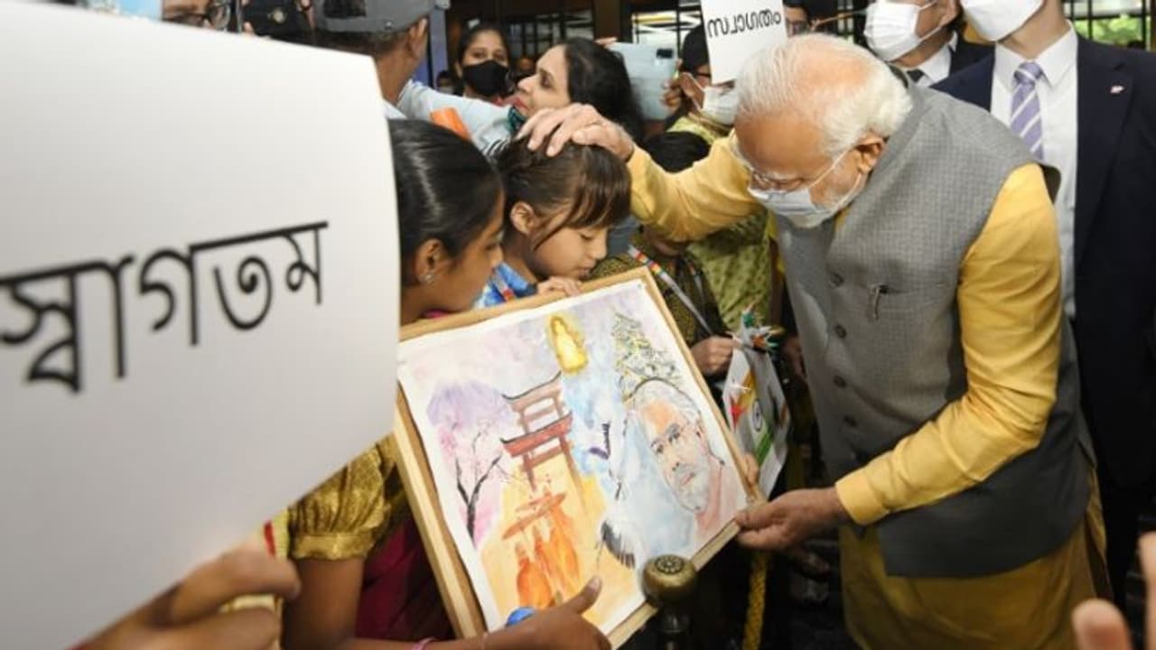 জাপানি শিশুর মুখে হিন্দি, বাংলায় লেখা স্বাগতম কার্ড টোকিও বিমানবন্দরে অভিনব অভ্যর্থনা মোদীকে