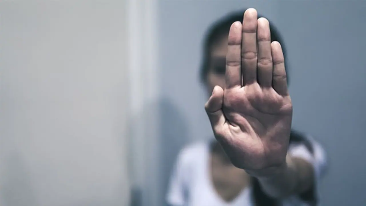 பட்டா மாறுதலுக்கு வந்த திருமணமான பெண்ணை மிரட்டி மகாபலிபுரத்தில் ரூம் போட்டு பலாத்காரம் செய்த விஏஓ..!