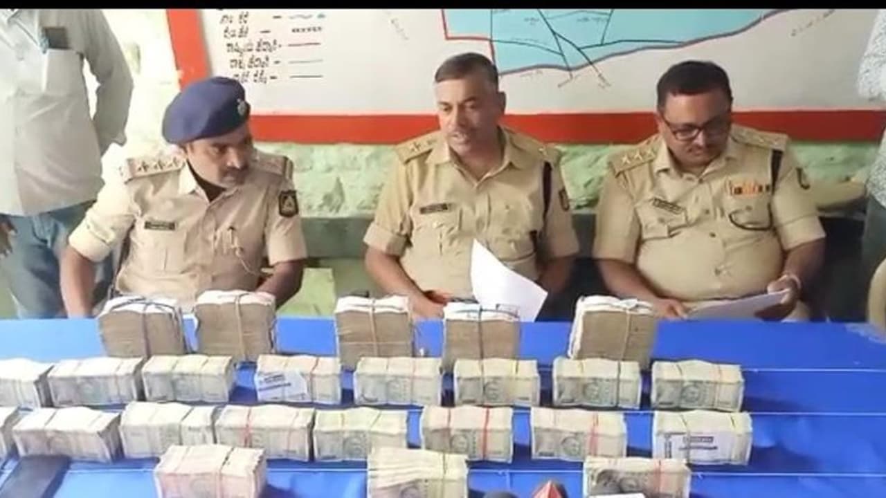 ಎಟಿಎಂಗೆ ಹಾಕೋ ಹಣದೊಂದಿಗೆ ಪರಾರಿಯಾದ ಸಿಬ್ಬಂದಿ, ಹೊಸ ಮೊಬೈಲ್ ಖರೀದಿಸಿ ಸಿಕ್ಕಿಬಿದ್ದ ಎಟಿಎಂಗೆ ಹಾಕೋ ಹಣದೊಂದಿಗೆ ಪರಾರಿಯಾದ ಸಿಬ್ಬಂದಿ, ಹೊಸ ಮೊಬೈಲ್ ಖರೀದಿಸಿ ಸಿಕ್ಕಿಬಿದ್ದ