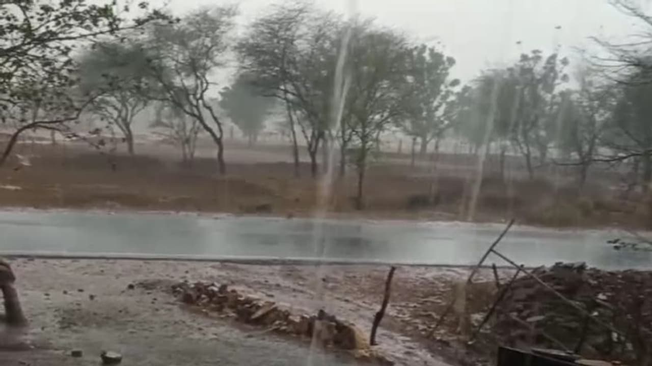 राजस्थान में सुहाना मौसम : 40 से 50 किमी रफ्तार से चल सकती हैं हवाएं, गरज चमक के साथ होगी झमाझम बारिश राजस्थान में सुहाना मौसम : 40 से 50 किमी रफ्तार से चल सकती हैं हवाएं, गरज चमक के साथ होगी झमाझम बारिश