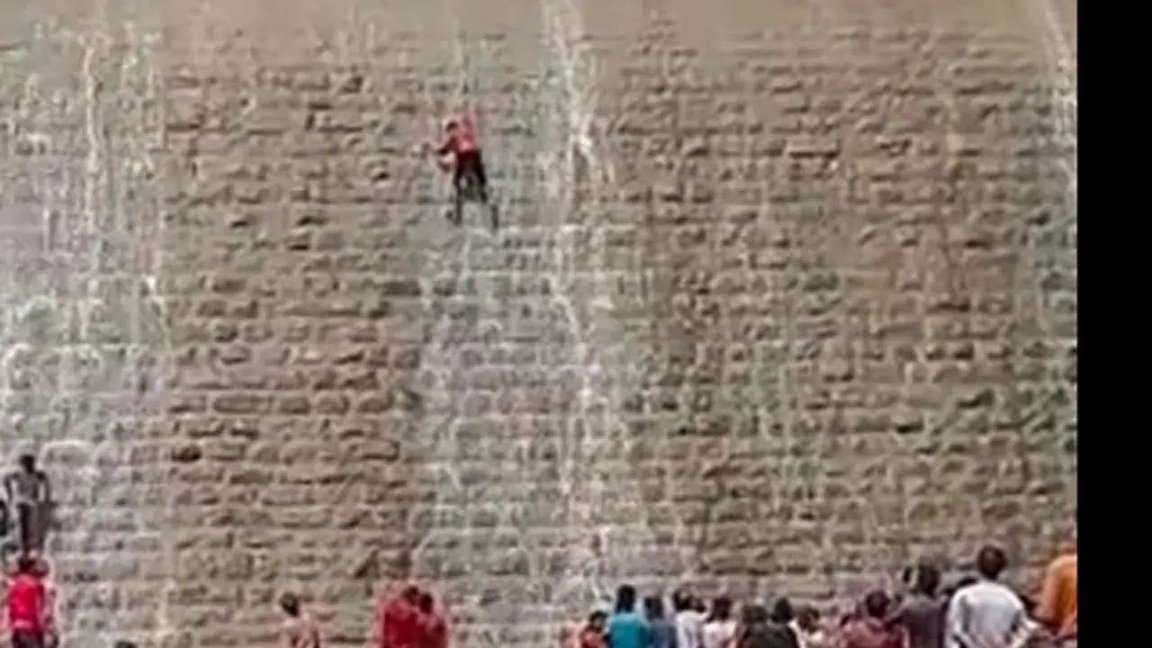 30 फीट की ऊंचाई से गिरा युवक, बांध की दीवार पर कर रहा था यह काम 30 फीट की ऊंचाई से गिरा युवक, बांध की दीवार पर कर रहा था यह काम