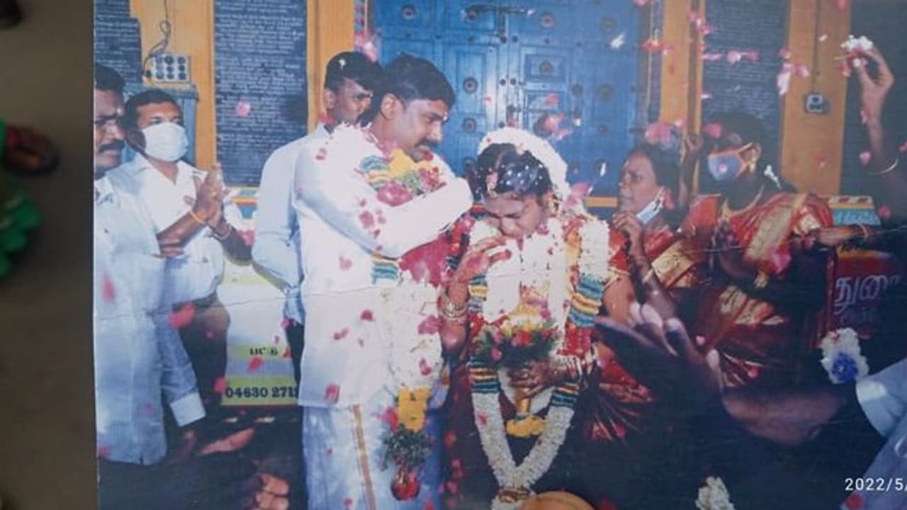 தோஷம் கழிக்கத்தான் உன்ன கல்யாணம் பண்ணேன்.. 14 நாட்கள் புகுந்து விளையாடிய போலீஸ் SI.. புது மனைவிக்கு ஷாக். தோஷம் கழிக்கத்தான் உன்ன கல்யாணம் பண்ணேன்.. 14 நாட்கள் புகுந்து விளையாடிய போலீஸ் SI.. புது மனைவிக்கு ஷாக்.