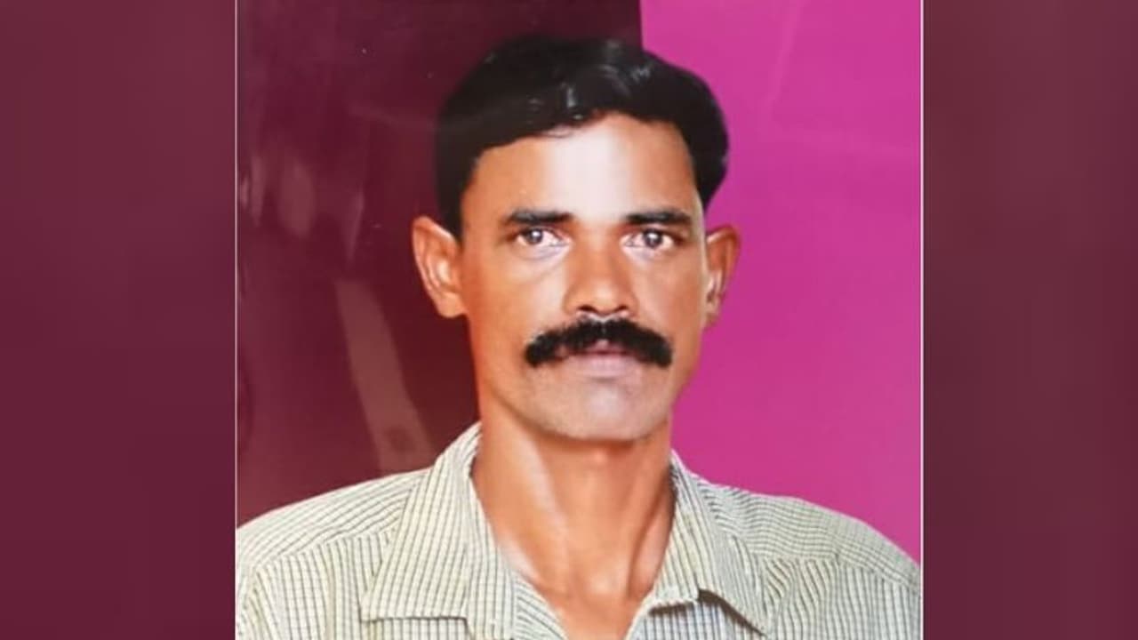 ടൂറിസ്റ്റ് ബസ് മുചക്ര സൈക്കിളിൽ ഇടിച്ച് ഭിന്നശേഷിക്കാരനായ ലോട്ടറി കച്ചവടക്കാരൻ മരിച്ചു ടൂറിസ്റ്റ് ബസ് മുചക്ര സൈക്കിളിൽ ഇടിച്ച് ഭിന്നശേഷിക്കാരനായ ലോട്ടറി കച്ചവടക്കാരൻ മരിച്ചു