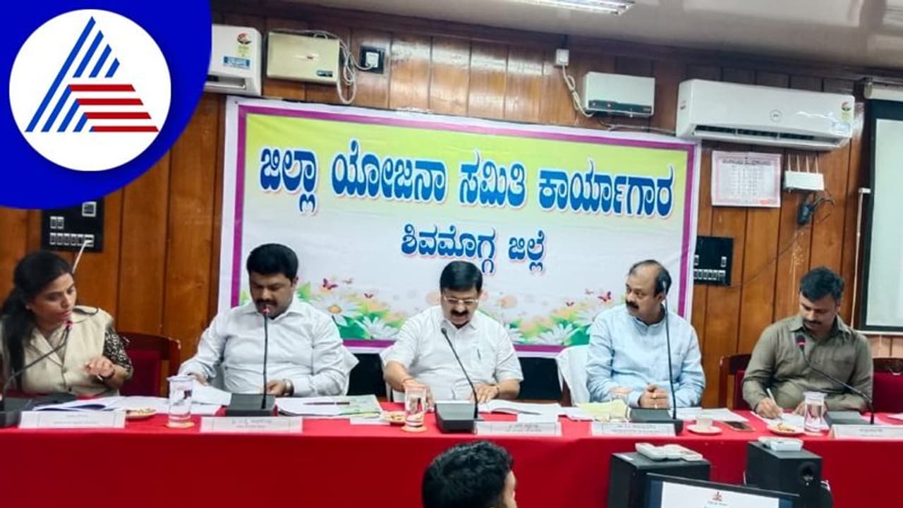 Shivamogga: ಮಳೆಯ ಹಾನಿ ತಪ್ಪಿಸಲು ಮುಂಜಾಗರೂಕತಾ ಕ್ರಮಗಳನ್ನು ಕೈಗೊಳ್ಳಿ: ಸಚಿವ ನಾರಾಯಣ ಗೌಡ Shivamogga: ಮಳೆಯ ಹಾನಿ ತಪ್ಪಿಸಲು ಮುಂಜಾಗರೂಕತಾ ಕ್ರಮಗಳನ್ನು ಕೈಗೊಳ್ಳಿ: ಸಚಿವ ನಾರಾಯಣ ಗೌಡ