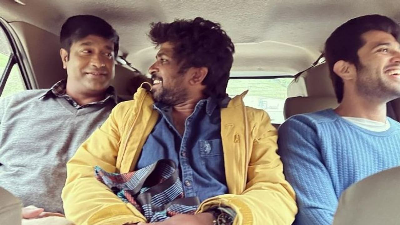 `షూటింగ్లో గాయపడ్డ విజయ్ దేవరకొండ సమంత` వార్తలపై దర్శకుడి స్పందన.. ట్వీట్తో క్లారిటీ `షూటింగ్లో గాయపడ్డ విజయ్ దేవరకొండ సమంత` వార్తలపై దర్శకుడి స్పందన.. ట్వీట్తో క్లారిటీ