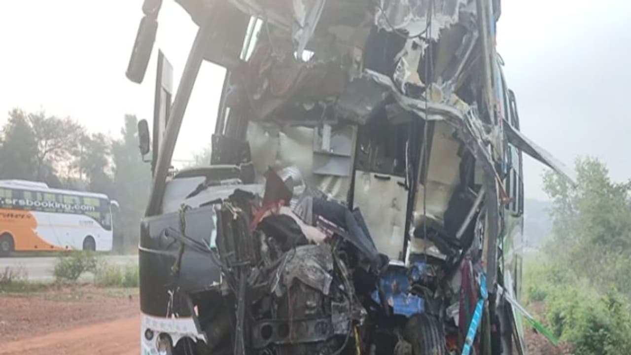 खतरनाक ओवरटेक: कर्नाटक के हुबली में टूरिस्ट बस और चावल से लदी ट्रॉली में भीषण टक्कर, 9 की मौत, 24 घायल