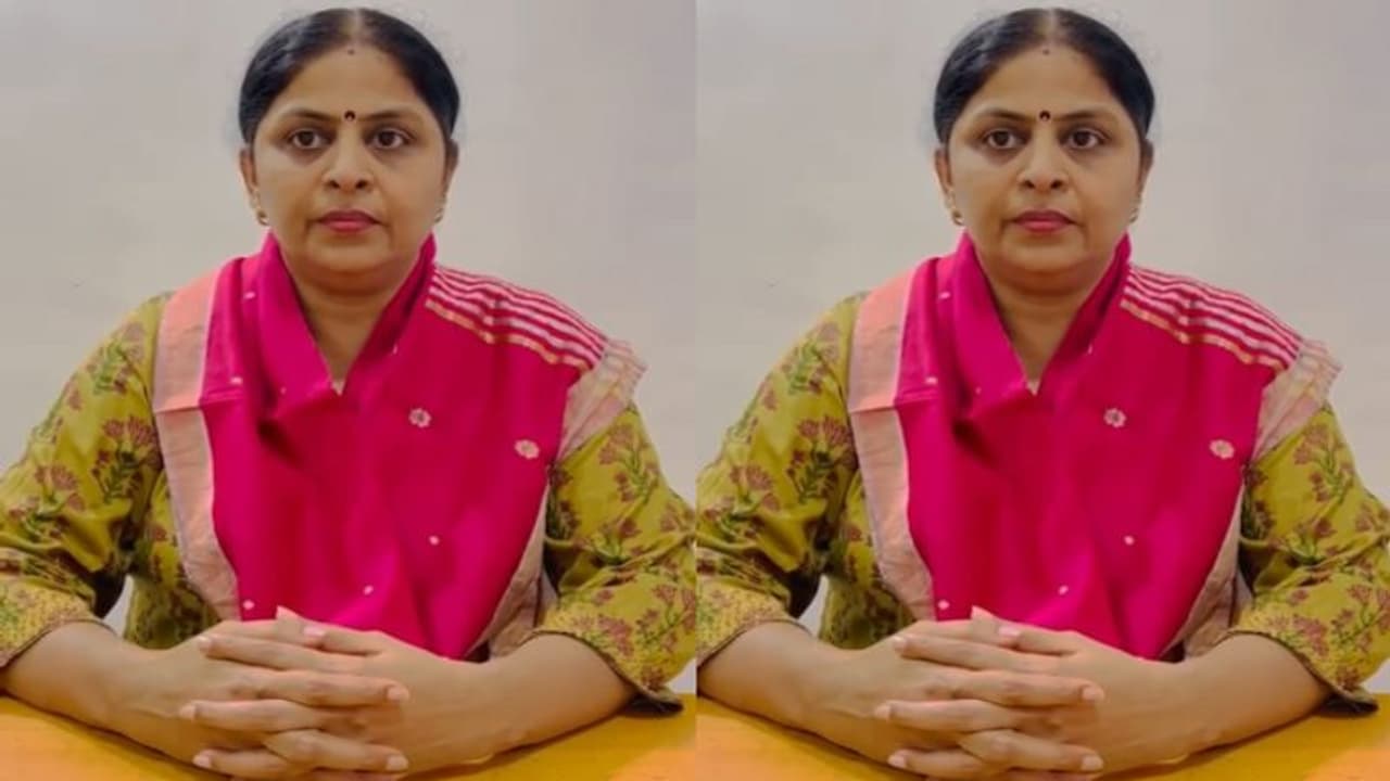 ఏ మొహం పెట్టుకుని బస్సు యాత్ర చేస్తారు...: సీఎం జగన్, వైసిపి నాయకులపై సుంకర పద్మశ్రీ ఫైర్ ఏ మొహం పెట్టుకుని బస్సు యాత్ర చేస్తారు...: సీఎం జగన్, వైసిపి నాయకులపై సుంకర పద్మశ్రీ ఫైర్