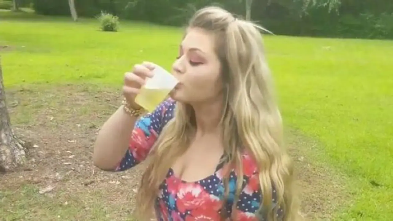 ಮೊದಲ ಸಲ ಇಷ್ಟವಾಗಲಿಲ್ಲ, ಆದರೀಗ ಅಭ್ಯಾಸವಾಗಿದೆ: ಪ್ರತಿದಿನ ನಾಯಿ ಮೂತ್ರ ಸೇವಿಸ್ತಾರೆ ಈ ಮಹಿಳೆ!