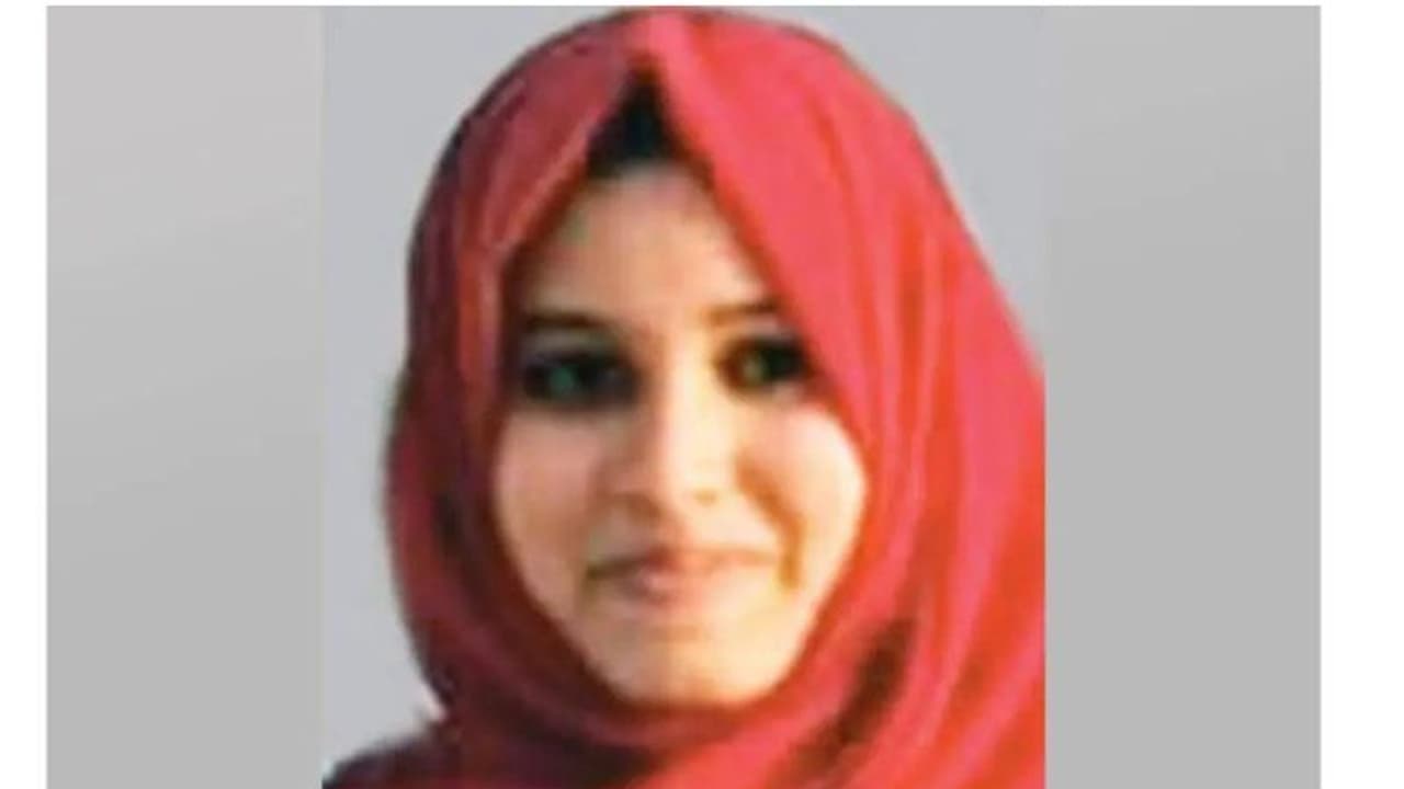 ഇറച്ചിക്കഷ്ണം തൊണ്ടയില് കുടുങ്ങി യുവതിക്ക് ദാരുണാന്ത്യം ഇറച്ചിക്കഷ്ണം തൊണ്ടയില് കുടുങ്ങി യുവതിക്ക് ദാരുണാന്ത്യം