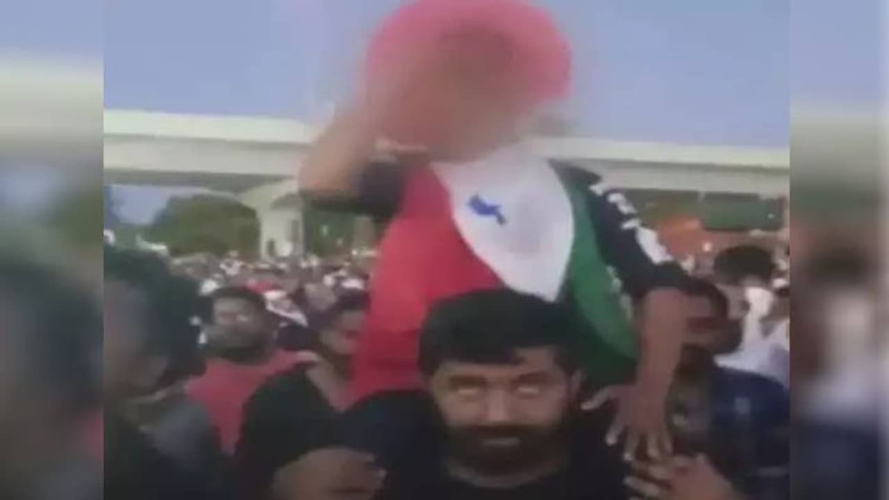 சிறுவனின் சர்ச்சைக் குரிய கோஷம்... இருவர் மீது வழக்குப் பதிவு... கேரளா போலீஸ் அதிரடி...! சிறுவனின் சர்ச்சைக் குரிய கோஷம்... இருவர் மீது வழக்குப் பதிவு... கேரளா போலீஸ் அதிரடி...!