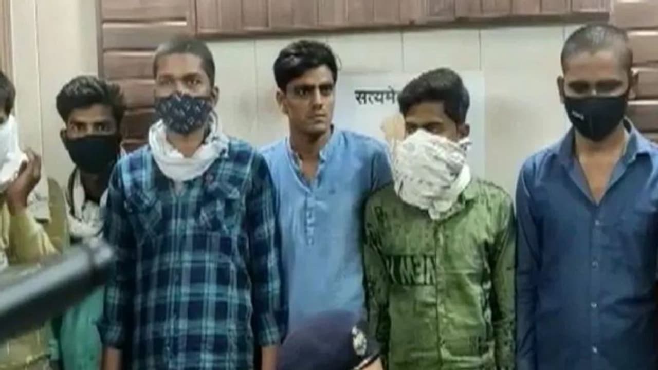 वेबसीरीज़ 'मिर्ज़ापुर' देखकर बनने चले थे गैंगस्टर, ज़िंदगी में आए इस मोड के बाद पहुंचे जेल वेबसीरीज़ 'मिर्ज़ापुर' देखकर बनने चले थे गैंगस्टर, ज़िंदगी में आए इस मोड के बाद पहुंचे जेल