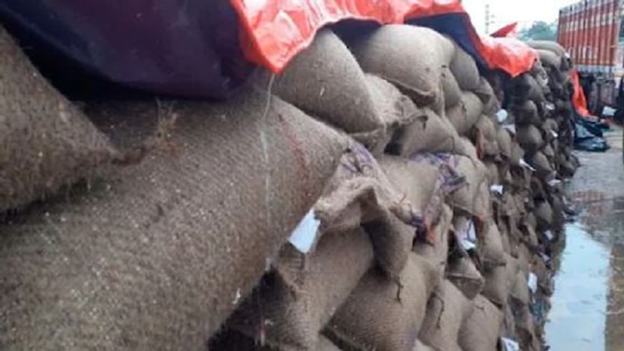 ഇറക്കുകൂലിയച്ചൊല്ലി തൊഴിലാളി സമരം,വലിയതുറ എഫ് സി ഐ ഗോഡൗണിൽ എത്തിച്ച അരി ഇറക്കാനായില്ല, ഇന്ന് ചർച്ച