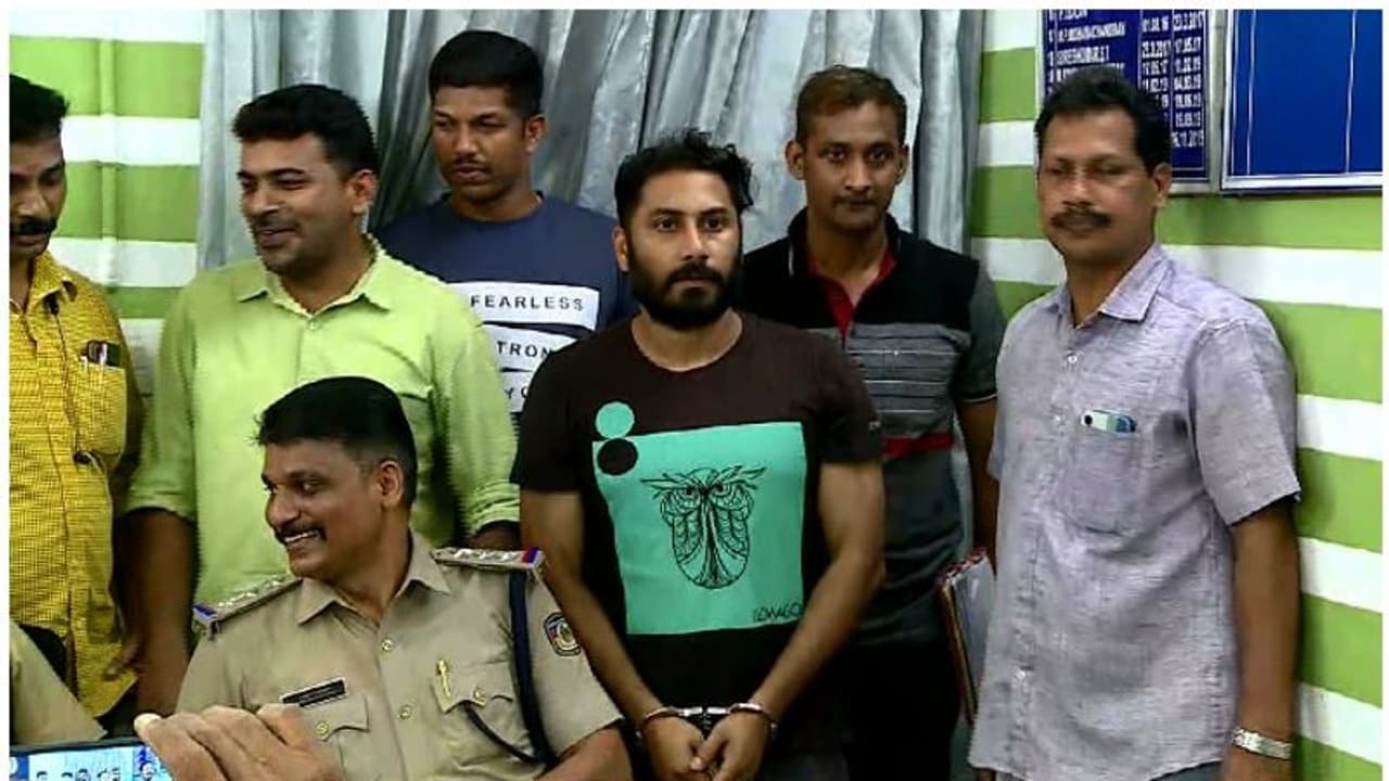 പെരിന്തല്മണ്ണയില് കൊല്ലപ്പെട്ട പ്രവാസിയുടെ പക്കൽ കൊടുത്തയച്ചത് ഒരു കിലോയോളം സ്വർണ്ണം; പ്രതിയുടെ മൊഴി പുറത്ത് പെരിന്തല്മണ്ണയില് കൊല്ലപ്പെട്ട പ്രവാസിയുടെ പക്കൽ കൊടുത്തയച്ചത് ഒരു കിലോയോളം സ്വർണ്ണം; പ്രതിയുടെ മൊഴി പുറത്ത്