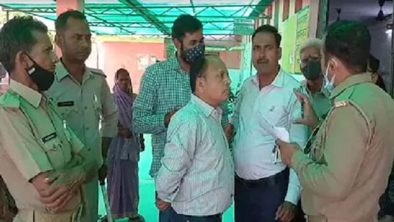 विवाह से लौट रहे परिवार की कार पेड़ से टकराई, पिता पुत्र की मौत और मां बेटी घायल